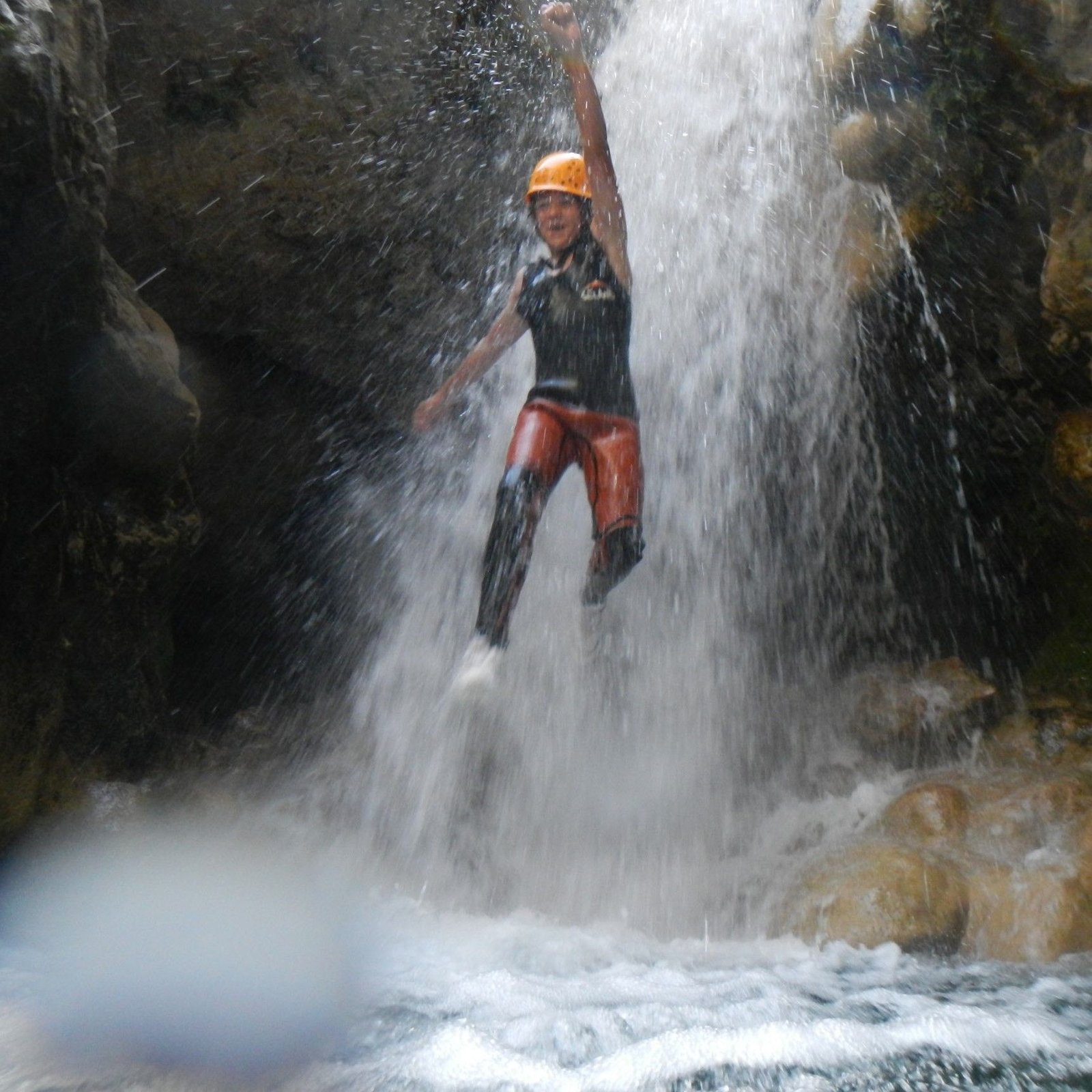 Salto en cascado en barranquismo